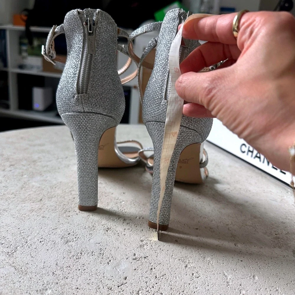 NEW Jewel Badgley Mischka Silver Glitter Stiletto Heels Diana Strappy Sandals 9‎